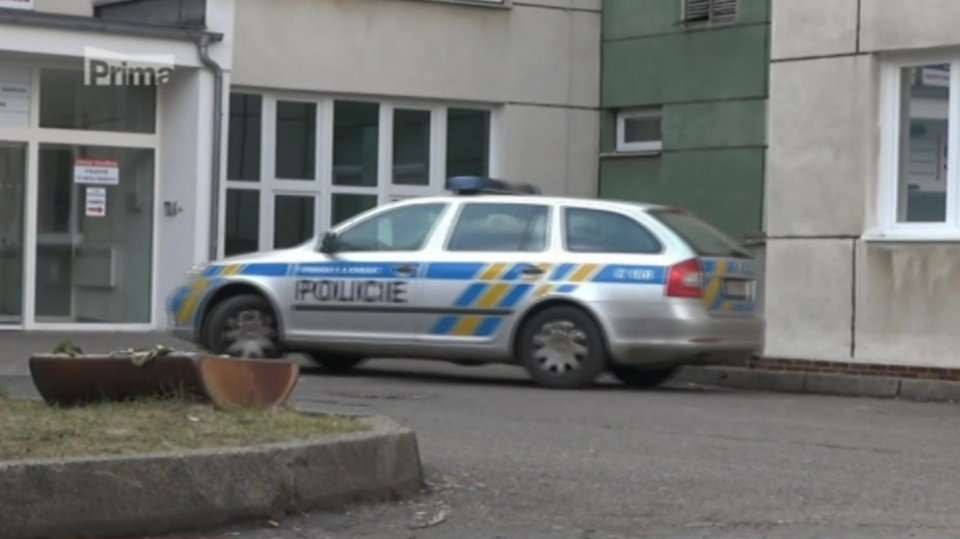 25. 3. 2018 ZPRÁVY: MATKA CHTĚLA ZŮSTAT S DÍTĚTEM V NEMOCNICI, LÉKAŘ NA NI ZAVOLAL POLICII
